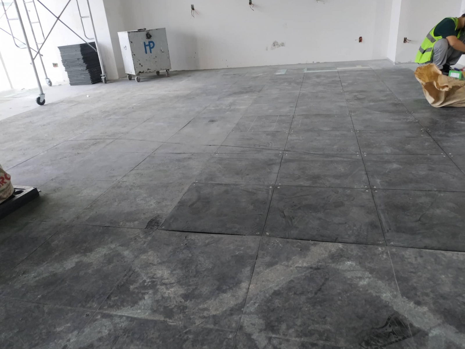 THI CÔNG SÀN NÂNG KỸ THUẬT HPL CHỐNG TĨNH ĐIỆN CHO CÔNG TY TUẤN LÊ