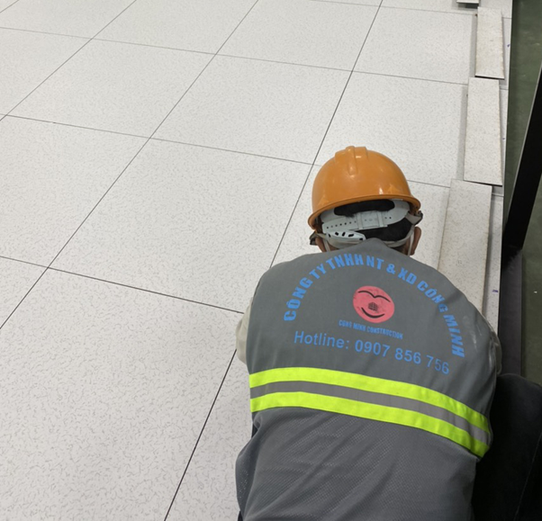thi công sàn nâng kĩ thuật ngân hàng VCB