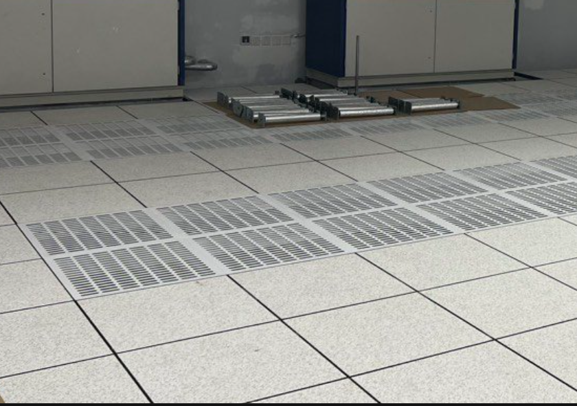 Có Nên Lắp Tấm Sàn Nâng Thông Gió Cho Phòng Server, Phòng IT?