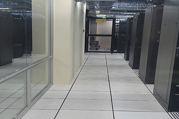 Nên Chọn Sàn Nâng Kín Hay Sàn Nâng Thông Gió Cho Phòng Server?